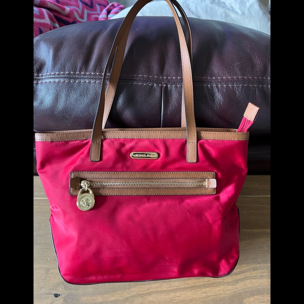 Michael Kors Kempton tote. Measures 14”x10”x5” pre owned